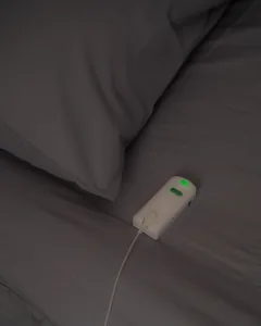 Almohadas earthing Vitality sobre cama — uso nocturno grounding